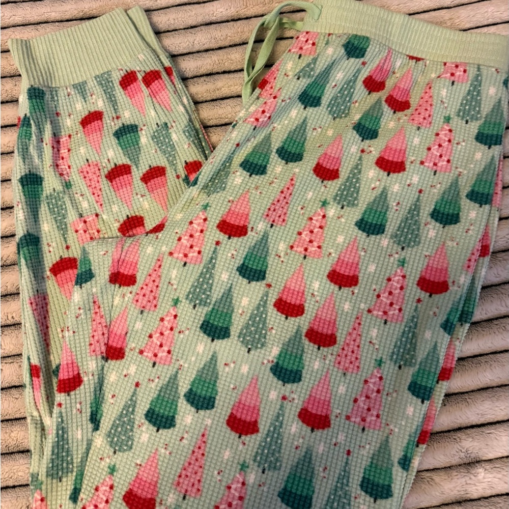 Women's Festive Tree Pattern Pajama Set - Picture 4 of 10